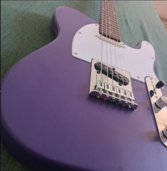 Violão elétrico artesanal roxo, detalhe da ponte e captadores